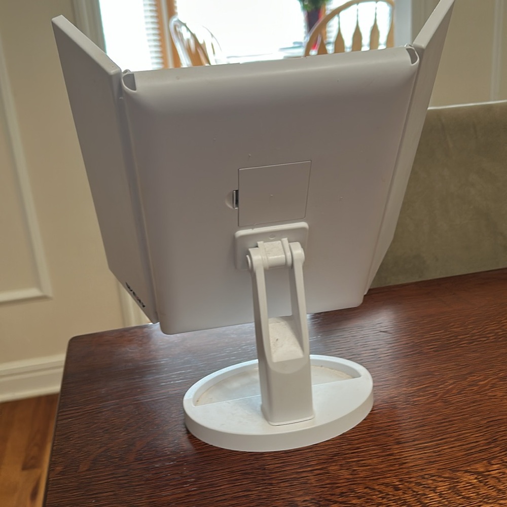 Three panel LED lighted make up mirror - Picture 6 of 10